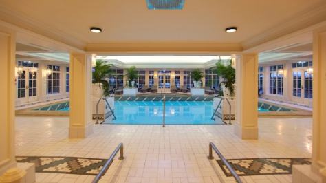 n015550_2020oct01_disneyland-hotel-swimming-pool_16-9